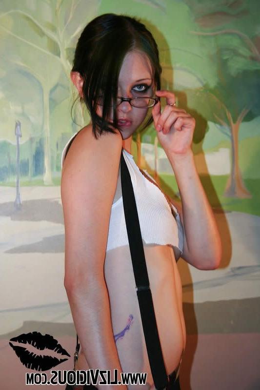 16P Goth chick with glasses showing off her pussy and tits