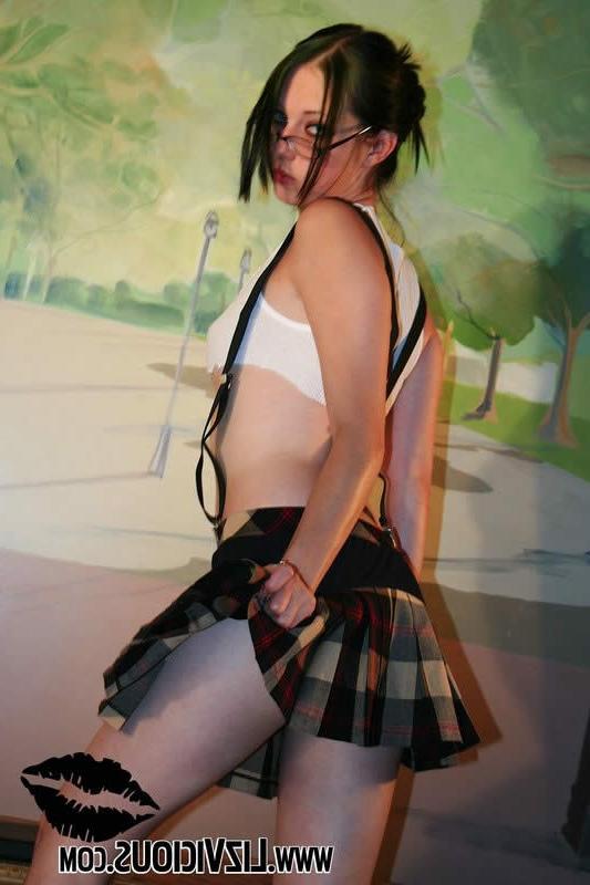 16P Goth chick with glasses showing off her pussy and tits