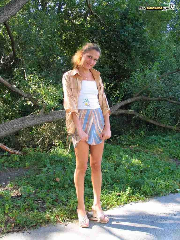 16P Girl peeing in public
