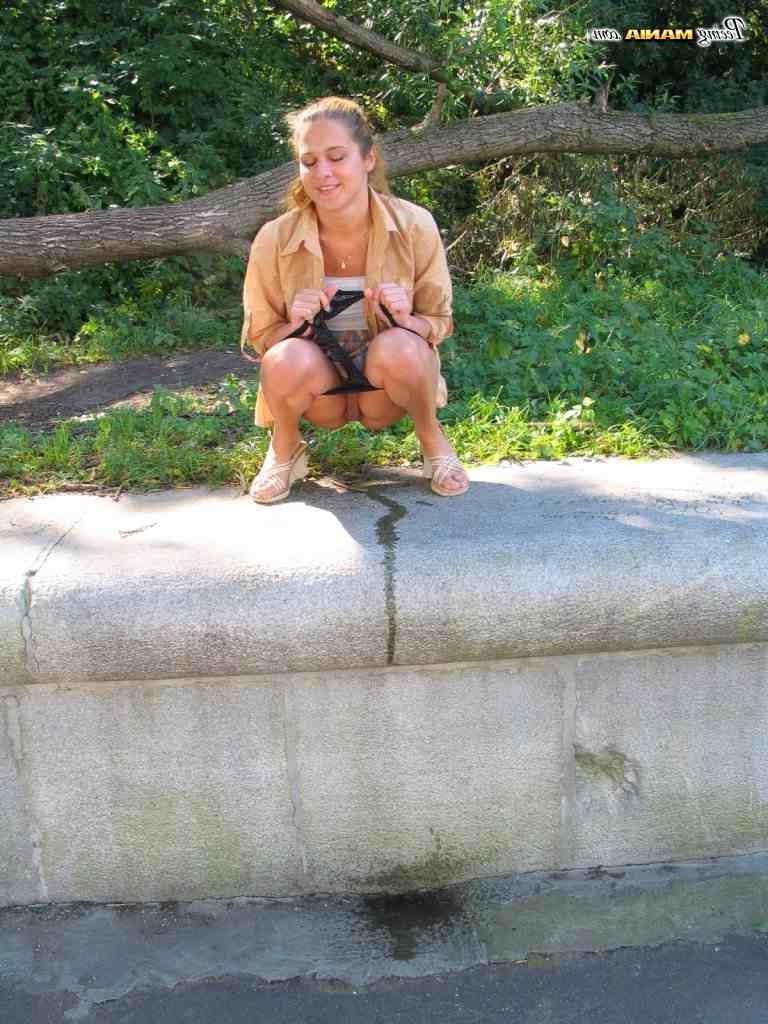 16P Girl peeing in public