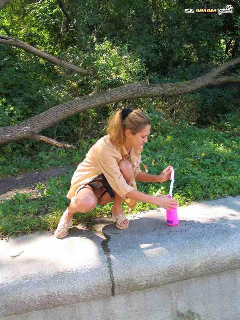 16P Girl peeing in public