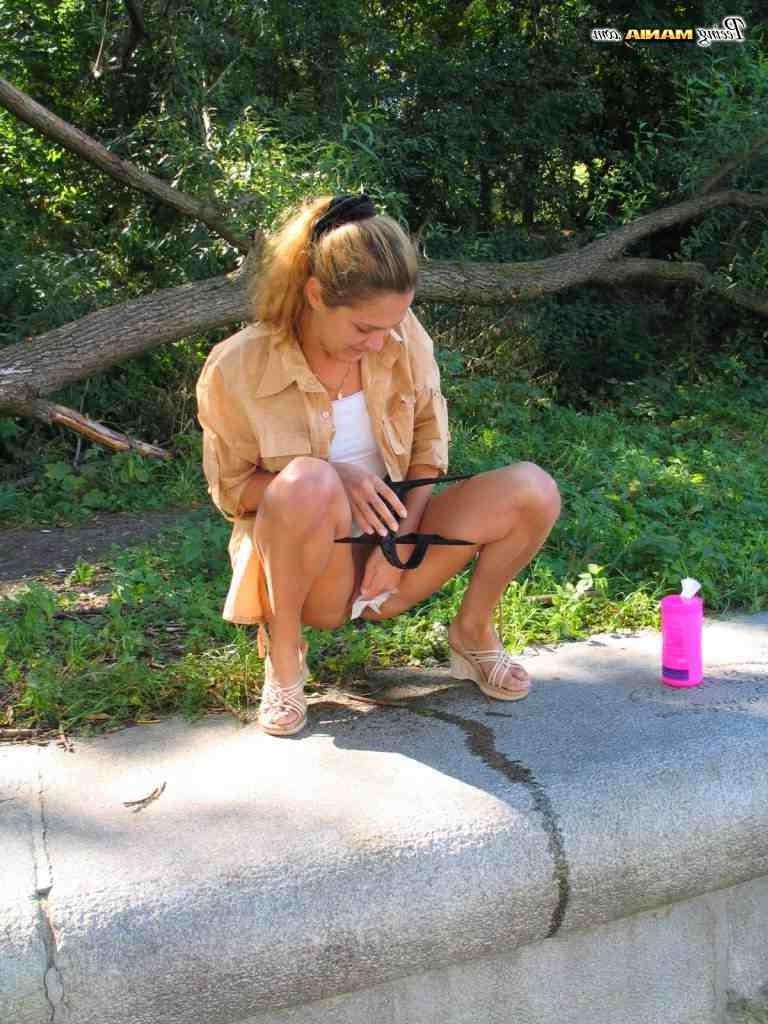 16P Girl peeing in public