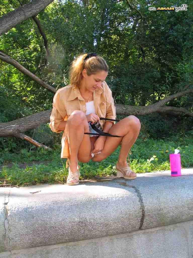 16P Girl peeing in public