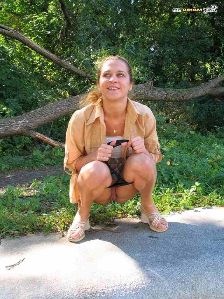 16P Girl peeing in public