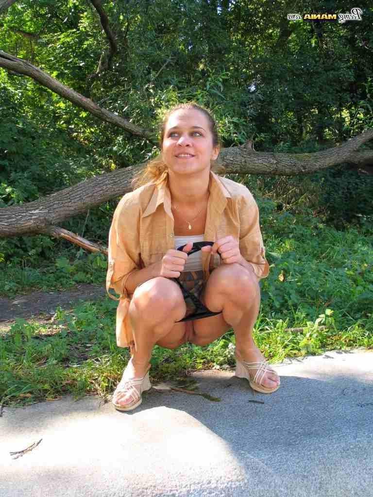 16P Girl peeing in public