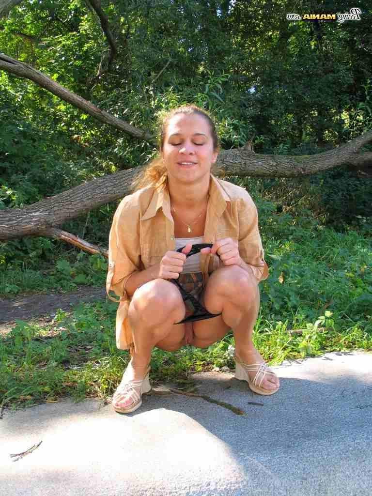 16P Girl peeing in public