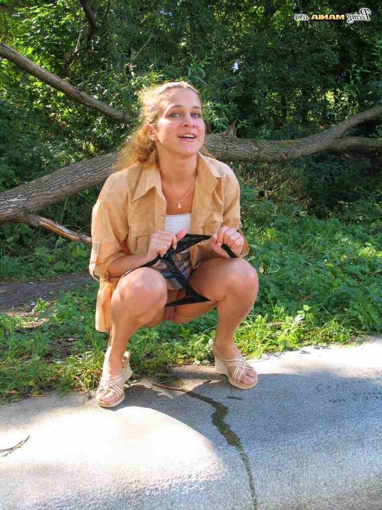 16P Girl peeing in public