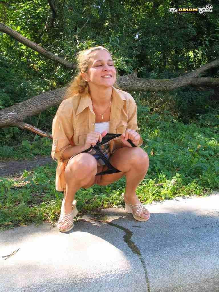 16P Girl peeing in public