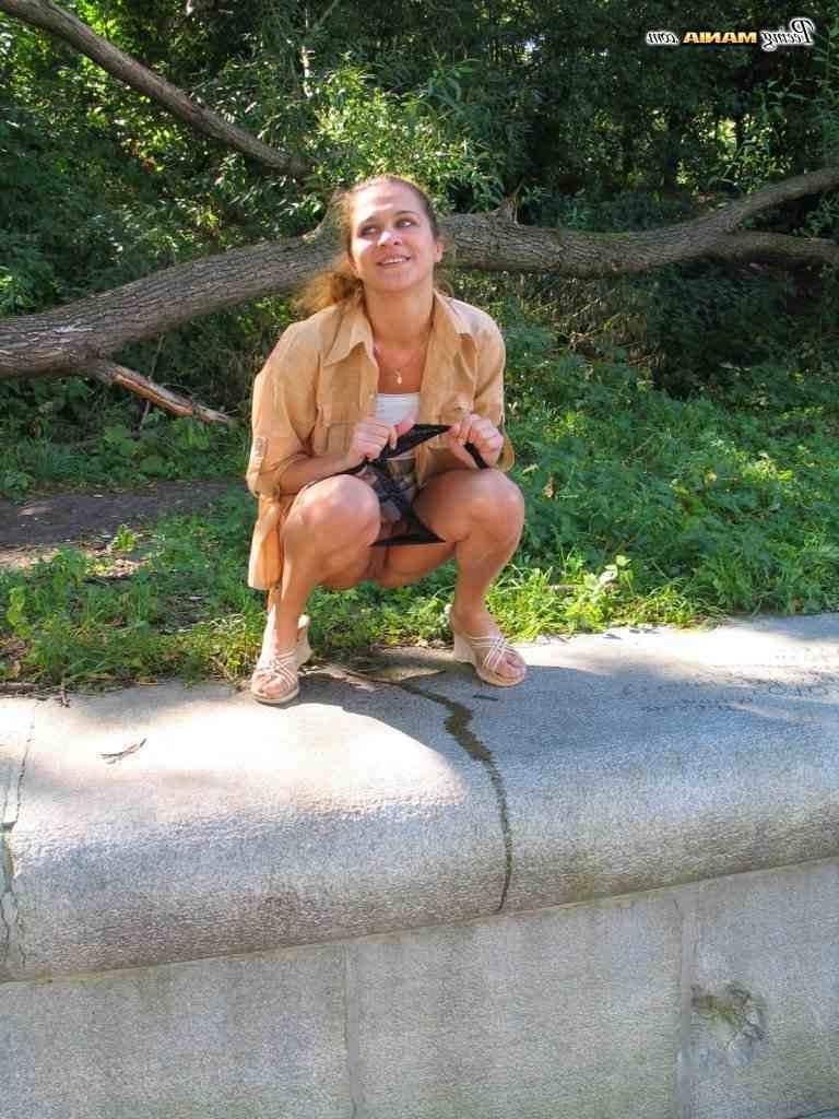 16P Girl peeing in public