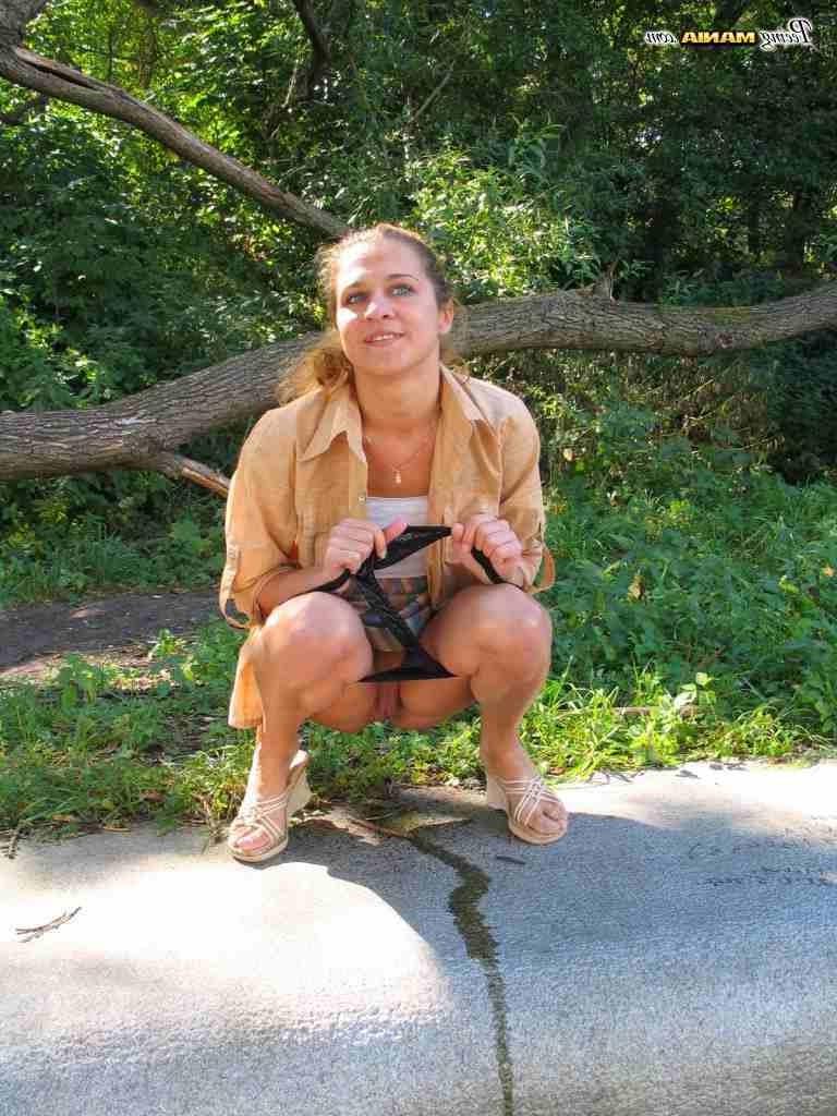 16P Girl peeing in public