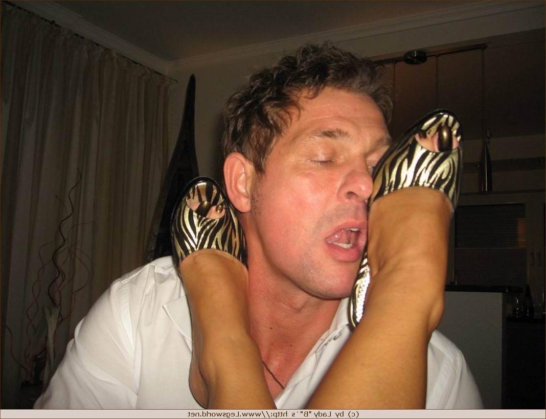 12P Lady Barbara pleasing a foot lover