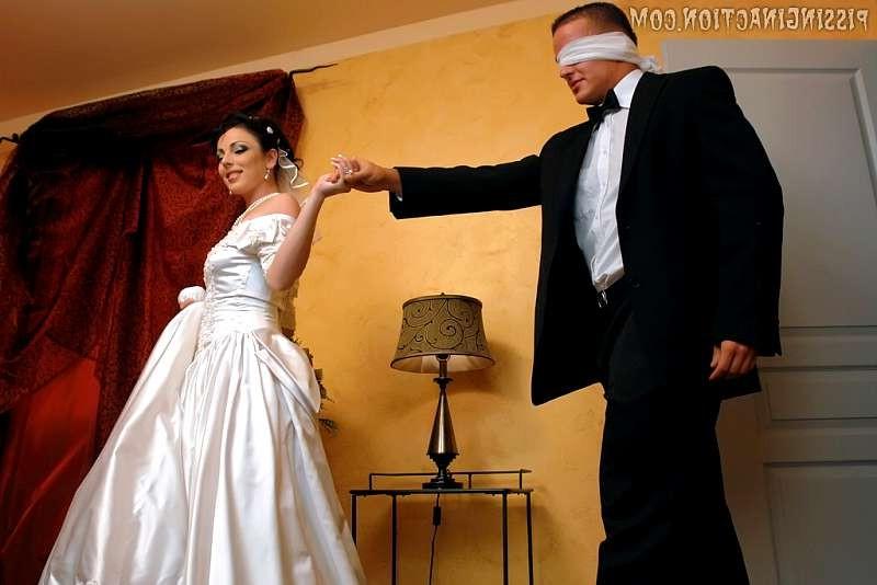 19P Bride gets pissed on during the kinky weddingnight