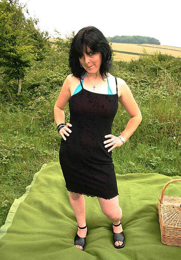 20P Nasty mature brunet spreads outdoor