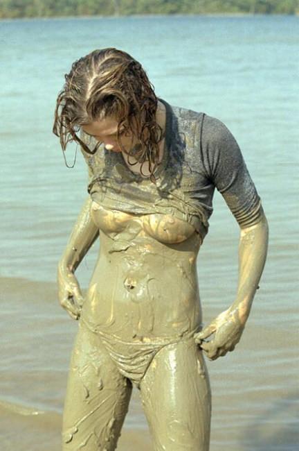 20P Angelic body teen spreading in mud
