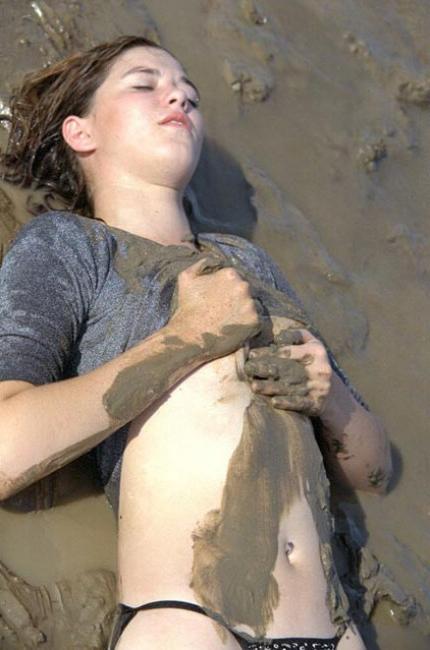 20P Angelic body teen spreading in mud