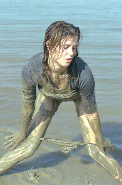 20P Angelic body teen spreading in mud