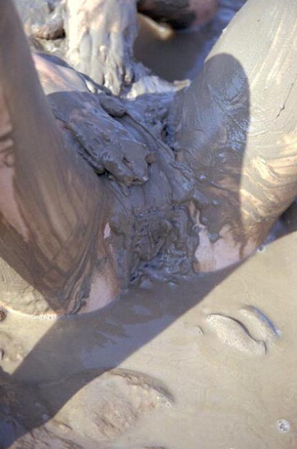 20P Angelic body teen spreading in mud