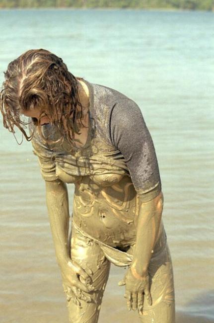 20P Angelic body teen spreading in mud