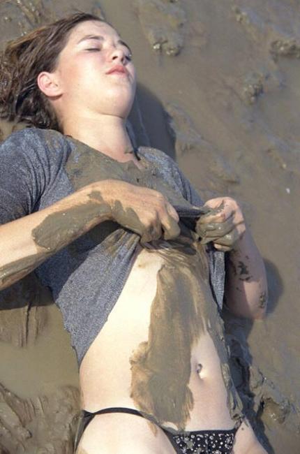 20P Angelic body teen spreading in mud