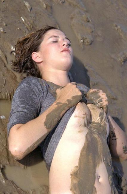20P Angelic body teen spreading in mud