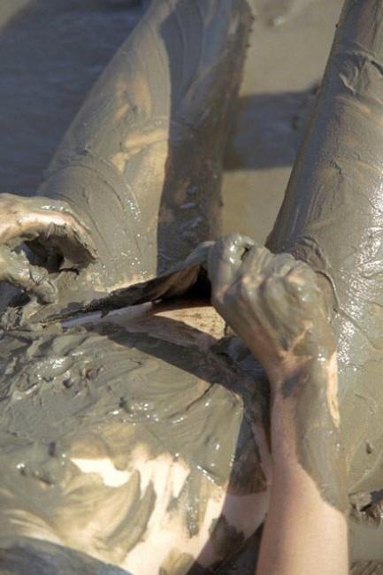20P Angelic body teen spreading in mud