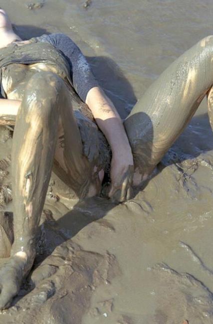 20P Angelic body teen spreading in mud