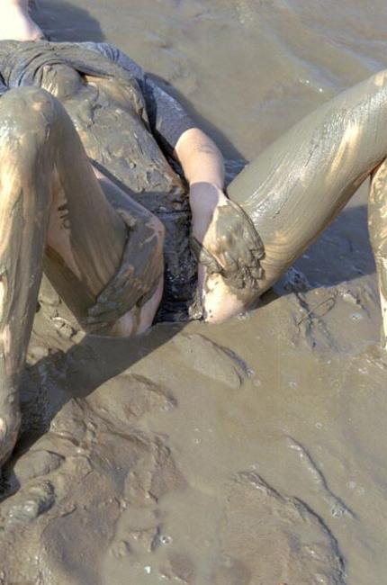 20P Angelic body teen spreading in mud