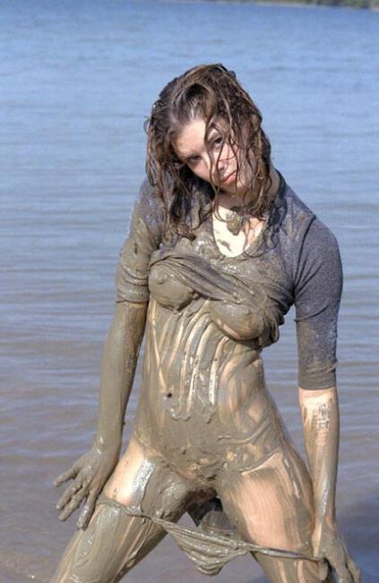 20P Angelic body teen spreading in mud