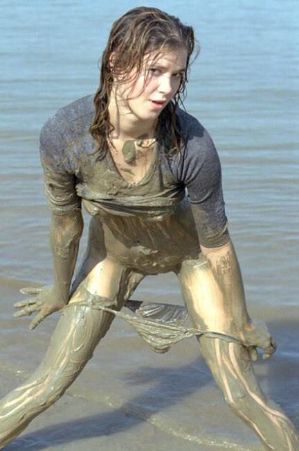20P Angelic body teen spreading in mud