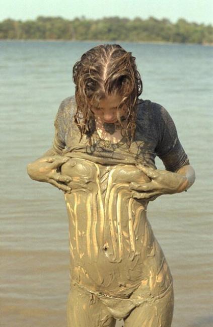 20P Angelic body teen spreading in mud