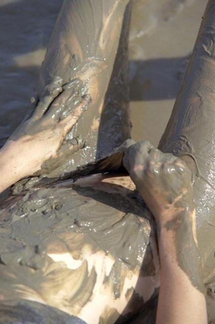 20P Angelic body teen spreading in mud