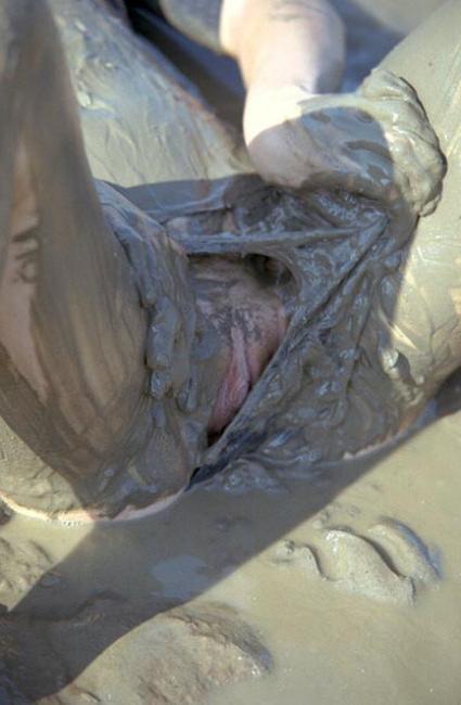20P Angelic body teen spreading in mud