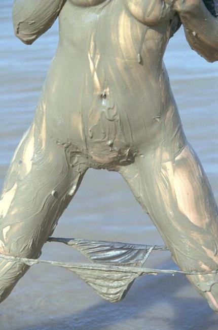 20P Angelic body teen spreading in mud