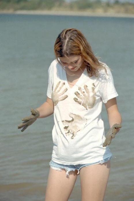 20P Beautiful amateur gal laying in mud
