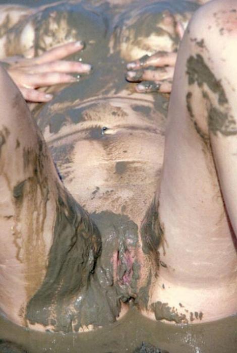 20P Beautiful amateur gal laying in mud