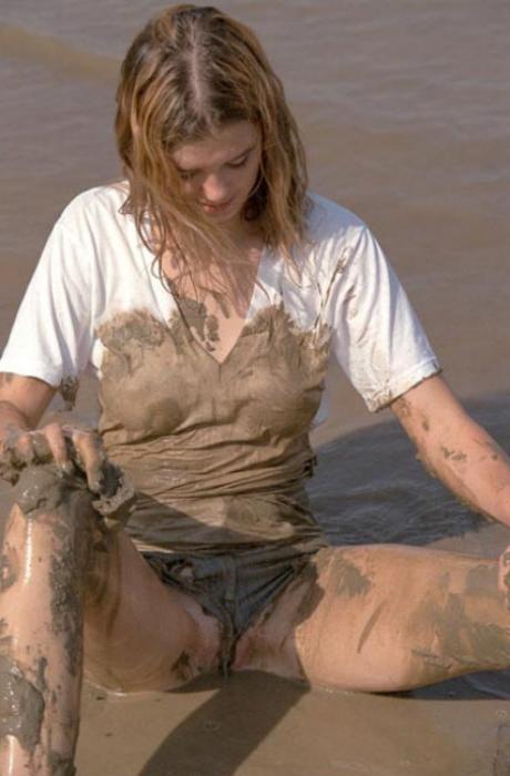 20P Beautiful amateur gal laying in mud