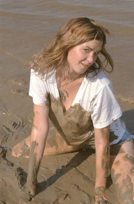 20P Beautiful amateur gal laying in mud