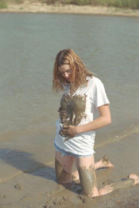 20P Beautiful amateur gal laying in mud