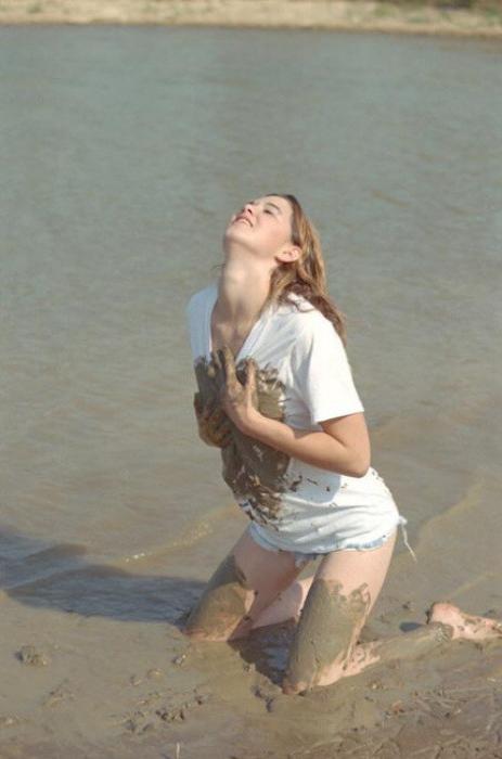 20P Beautiful amateur gal laying in mud