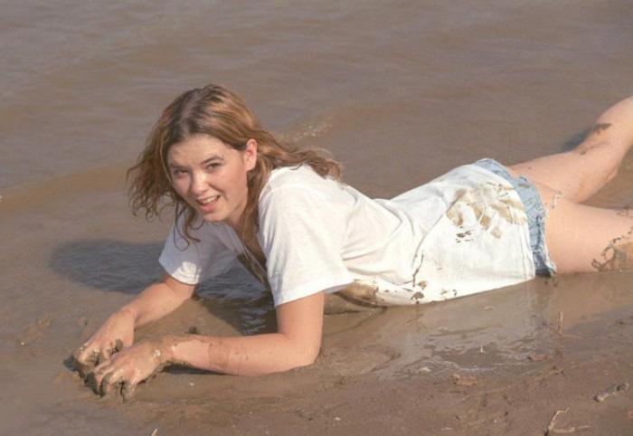 20P Beautiful amateur gal laying in mud