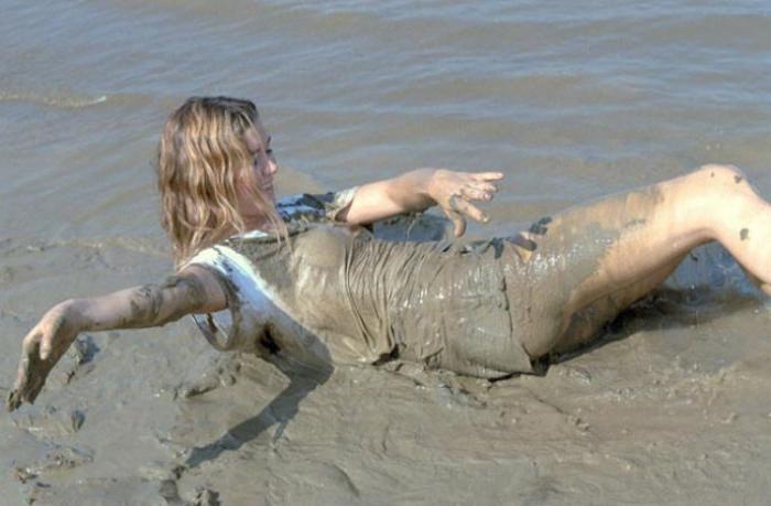20P Beautiful amateur gal laying in mud