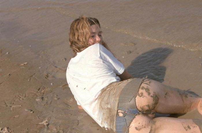 20P Beautiful amateur gal laying in mud