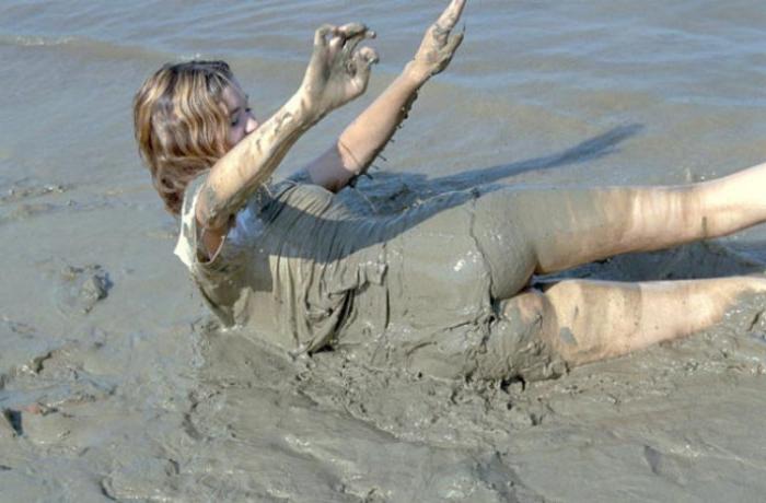 20P Beautiful amateur gal laying in mud