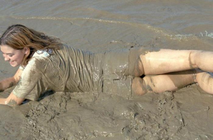 20P Beautiful amateur gal laying in mud