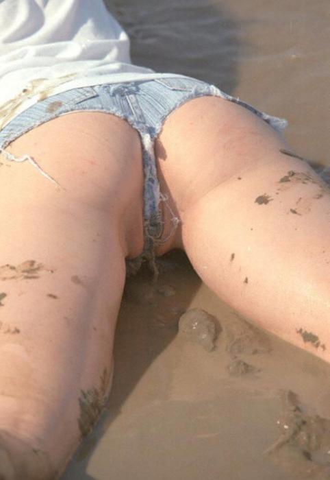20P Beautiful amateur gal laying in mud