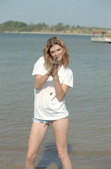 20P Beautiful amateur gal laying in mud