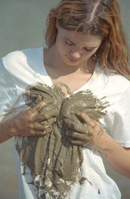 20P Beautiful amateur gal laying in mud