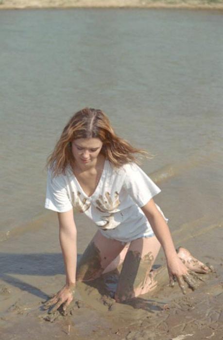 20P Beautiful amateur gal laying in mud