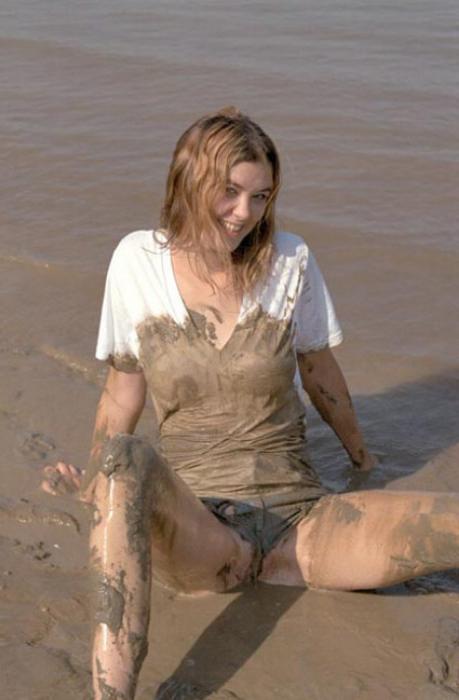 20P Beautiful amateur gal laying in mud