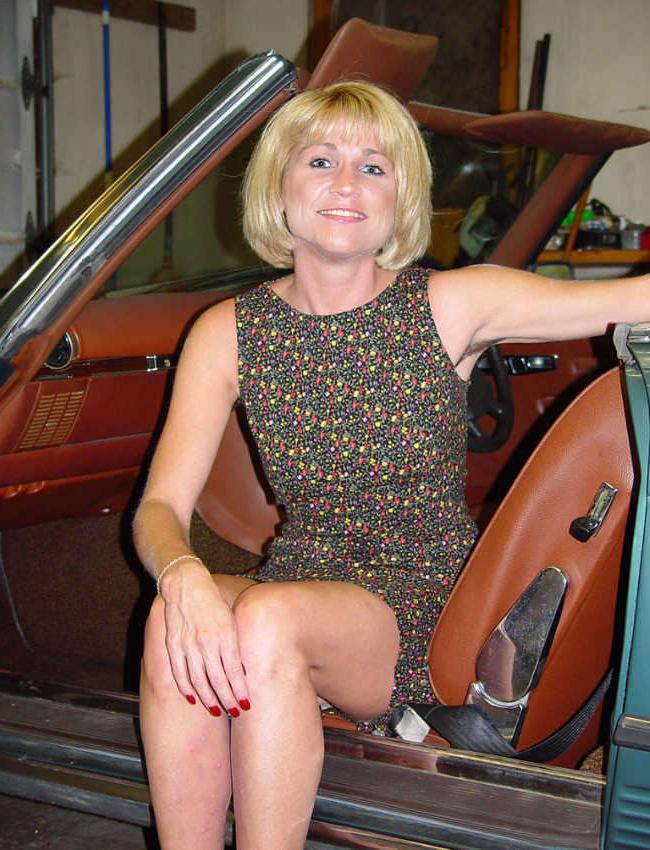 19P Mature blonde posing nude in garage